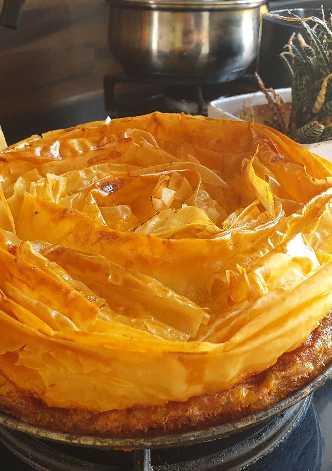 Una foto de Ruffled milk cake o Tarta griega