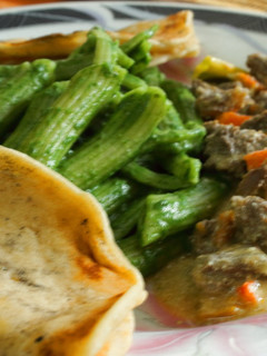 Una foto de Carne al curry con pasta verde