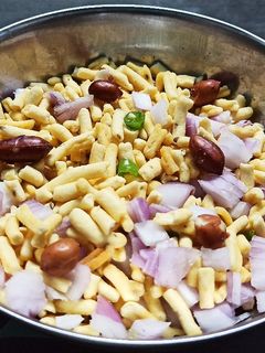 रतलामी नमकीन सेव की भेल(Ratlami namkeen sev ki bhel recipe in hindi) रेसिपी मुख्य फोटो