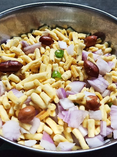 रतलामी नमकीन सेव की भेल(Ratlami namkeen sev ki bhel recipe in hindi) रेसिपी मुख्य फोटो