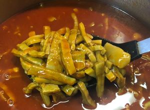 Una foto de Nopalitos en Salsa de Chile Colorado a la Sonorense
