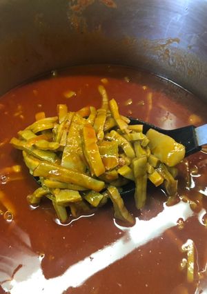 Una foto de Nopalitos en Salsa de Chile Colorado a la Sonorense