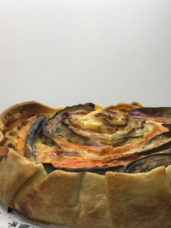 Una foto de Quiche ratatouille de jamón, queso y verduras