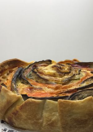 Una foto de Quiche ratatouille de jamón, queso y verduras
