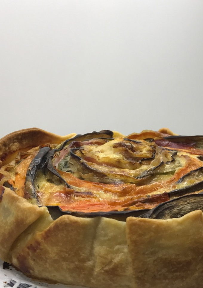 Una foto de Quiche ratatouille de jamón, queso y verduras