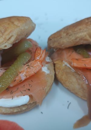 Una foto de Tapa de Hojaldre de salmón y langostinos