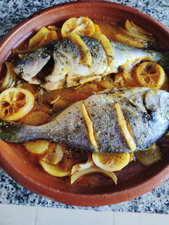 Una foto de Tajín de Dorada con patatas