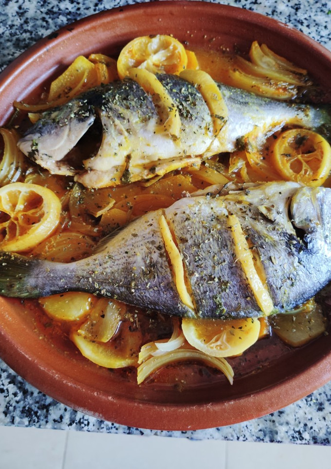 Una foto de Tajín de Dorada con patatas