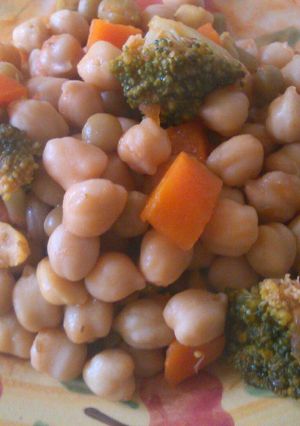 Una foto de Garbanzos con brócoli en salsa