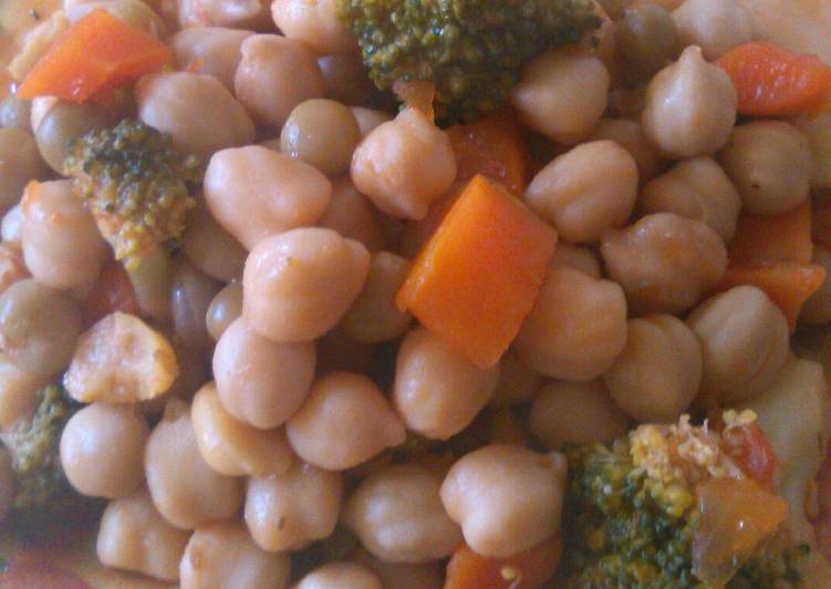 Garbanzos con brócoli en salsa