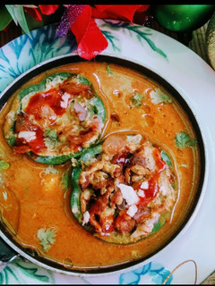 பனீர் ஸ்டப்ட் காப்சிகம் க்ரேவி (Paneer Stuffed Capsicum gravy Recipe in Tamil) செய்முறை முக்கிய புகைப்படம்