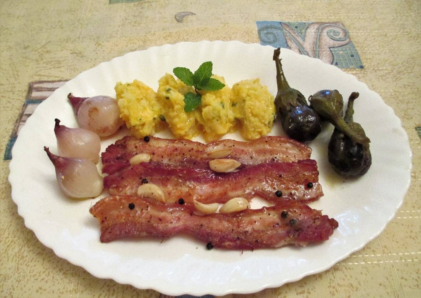 Panceta de cerdo con puré amarillo, chalota en el horno y berenjena 🍆