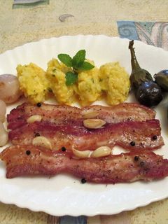 Una foto de Panceta de cerdo con puré amarillo, chalota en el horno y berenjena 🍆