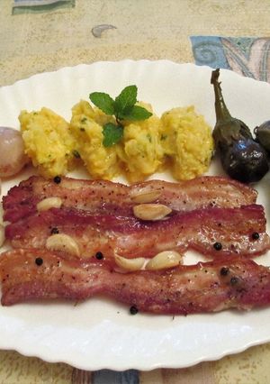 Foto principal de Panceta de cerdo con puré amarillo, chalota en el horno y berenjena 🍆