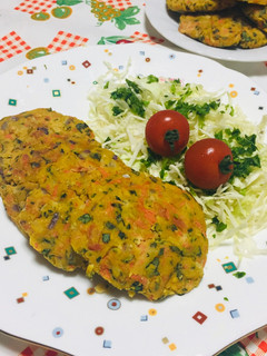 Una foto de Hamburguesas de Garbanzos Vegano Con Espinaca al Horno !🥕🧅🌿
