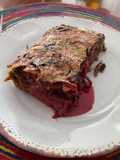 Budín de hojas de betarraga con tallarines rojos