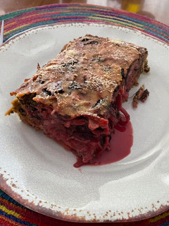 Una foto de Budín de hojas de betarraga con tallarines rojos