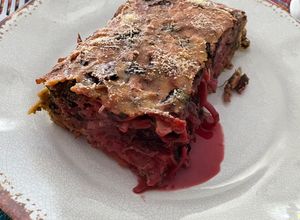 Una foto de Budín de hojas de betarraga con tallarines rojos