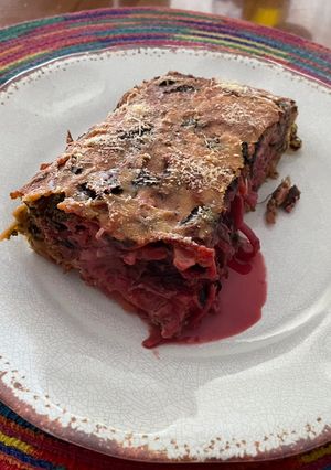 Una foto de Budín de hojas de betarraga con tallarines rojos