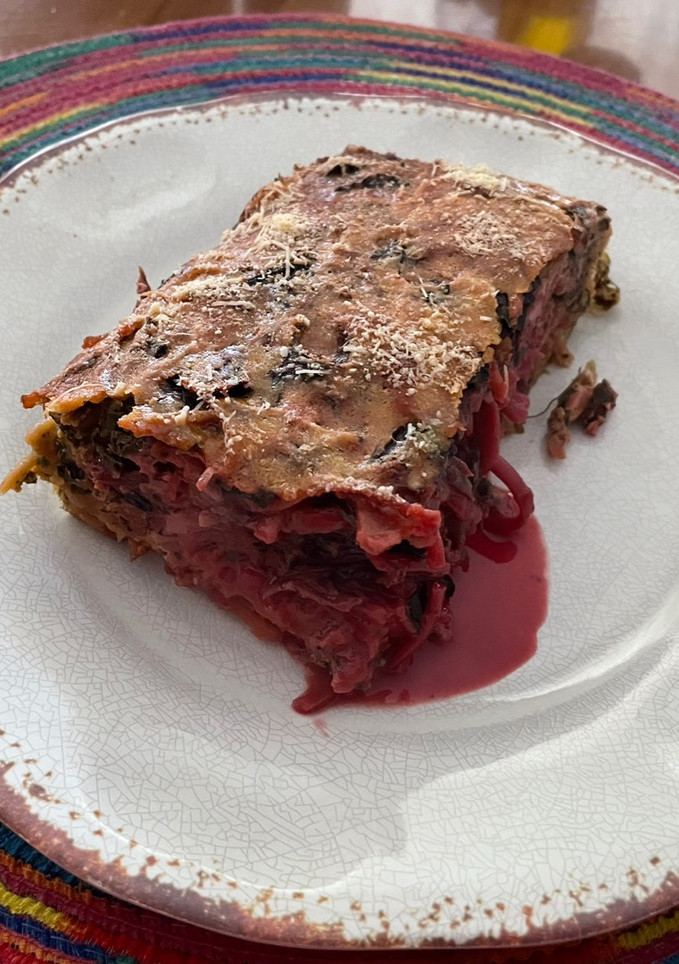 Una foto de Budín de hojas de betarraga con tallarines rojos