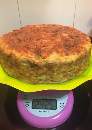 Una foto de Tortilla patatas y calabacín estilo queen👸
