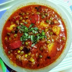 A picture of Aaloo Matar curry.