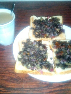 Una foto de Tostadas de morcilla con manzana, cebolla roja y pasás crameliza