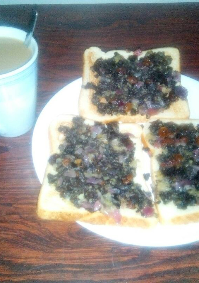 Una foto de Tostadas de morcilla con manzana, cebolla roja y pasás crameliza