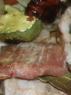 Una foto de Pechito De Cerdo Al Horno Con Vegetales y Puré De Papas 😉😋