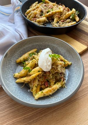 Burgonyás nudli sült savanyúkáposztával és baconnel recept fotója