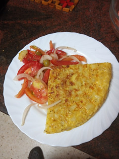 Una foto de Tortilla de papas con cebolla y ensalada de tomate