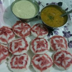 A picture of Beetroot idli.