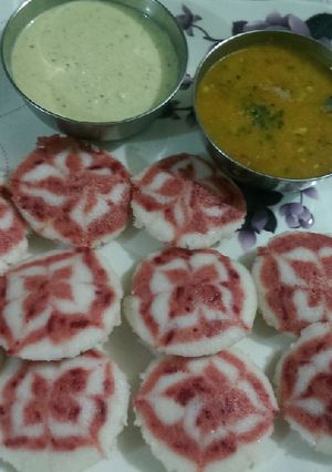 A picture of Beetroot idli.