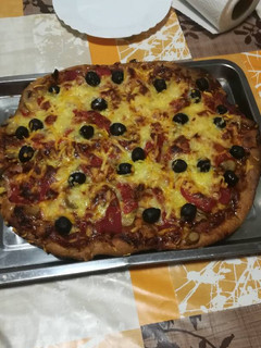 Una foto de Pizza integral de pollo asado en la panificadora