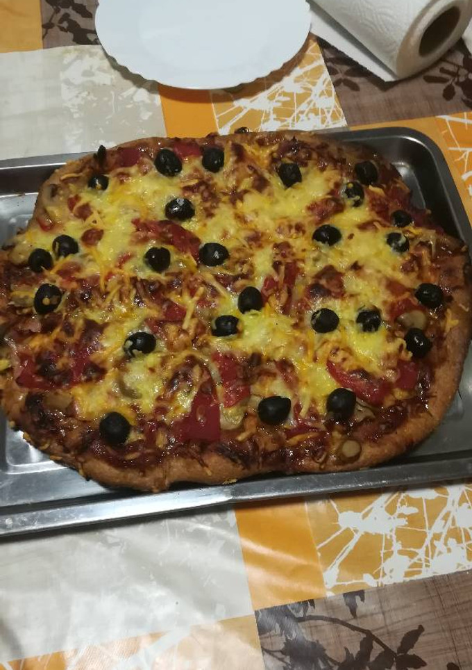 Una foto de Pizza integral de pollo asado en la panificadora