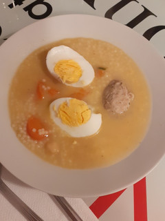 Una foto de Caldo de carcasas pollo y alitas