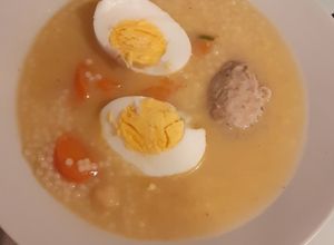 Una foto de Caldo de carcasas pollo y alitas