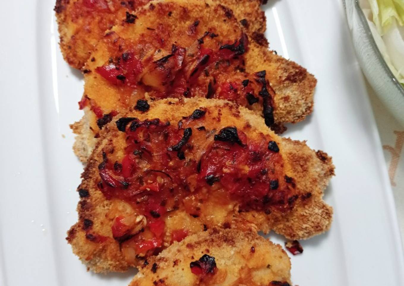 Lomo de cerdo empanado con sofrito de verduras al pimentón