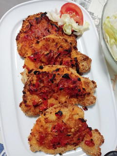 Una foto de Lomo de cerdo empanado con sofrito de verduras al pimentón