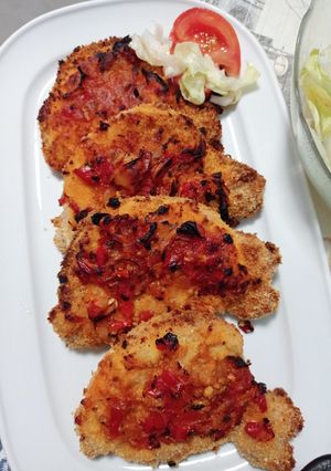 Una foto de Lomo de cerdo empanado con sofrito de verduras al pimentón