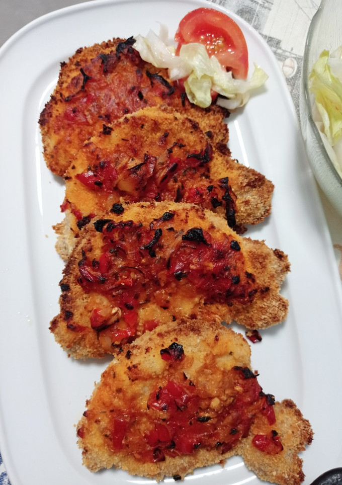 Una foto de Lomo de cerdo empanado con sofrito de verduras al pimentón