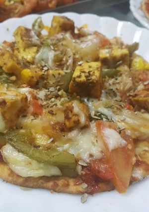 वेजिटेबल पनीर पिज़्ज़ा (Vegetable Paneer Pizza recipe in Hindi) रेसिपी मुख्य फोटो