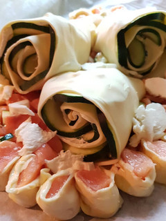 Une photo de Couronne de saumon et ses fleurs en courgettes