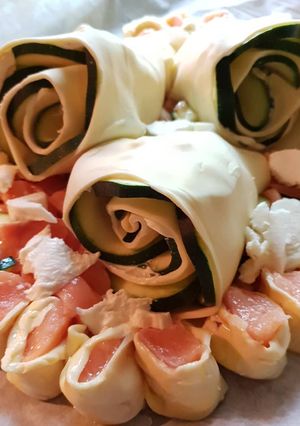 Une photo de Couronne de saumon et ses fleurs en courgettes