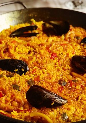 Una foto de Arroz con mejillones, calamar y gambas 🦐