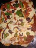 Pizza integral tomate anchoas, olivas y albahaca