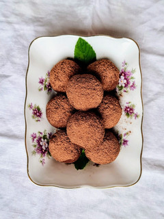 Una foto de Trufas saludables de batata con chocolate 🍠sin azúcar ni edulcorante🍫 Cookpad cumple 11 añitos 🥳🥳