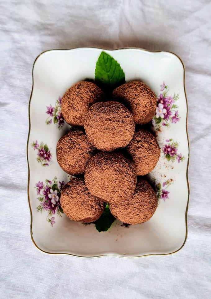 Una foto de Trufas saludables de batata con chocolate 🍠sin azúcar ni edulcorante🍫 Cookpad cumple 11 añitos 🥳🥳
