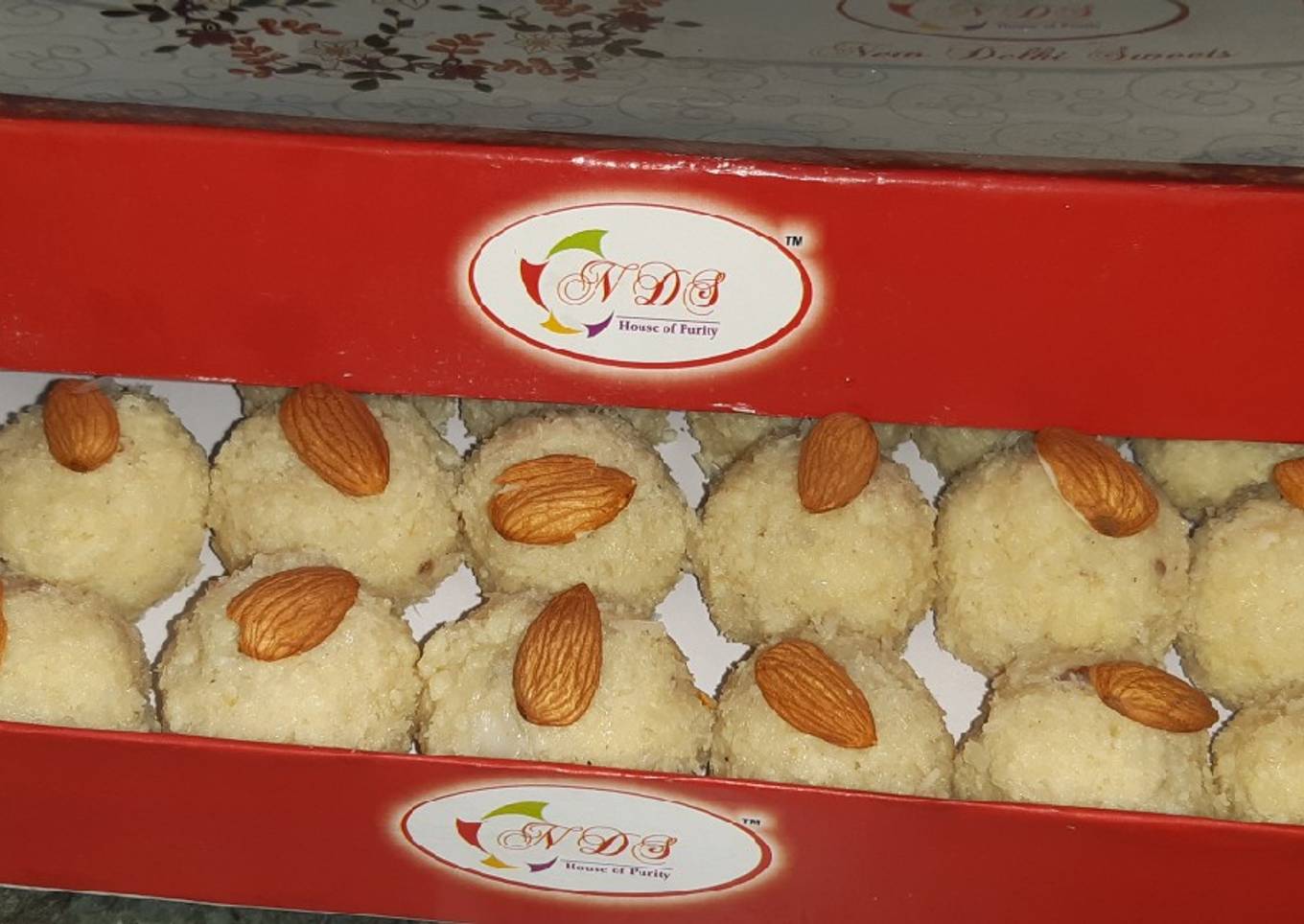 Kachhe nariyal ke laddoo
