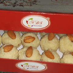A picture of Kachhe nariyal ke laddoo.